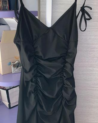 Abito bretelle con volant e spacco laterale 