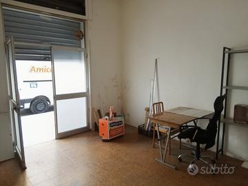 Locale uso deposito a Taranto