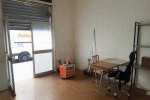 Locale uso deposito a Taranto