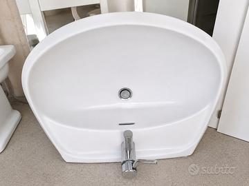 Vasca da Bagno Moderna ad Angolo con Rubinetto