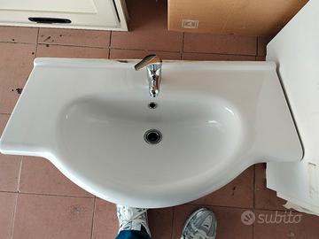 lavabo con rubinetto