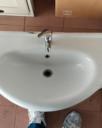 lavabo con rubinetto