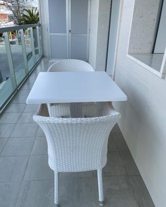 TAVOLO CON POLTRONCINE