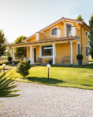 Bracciano villetta immersa nel verde