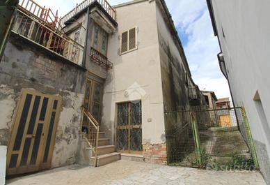 CASA SEMINDIPENDENTE A CANZANO