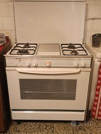 Cucina a gas 4 fuochi TECNOGAS con forno elettrico