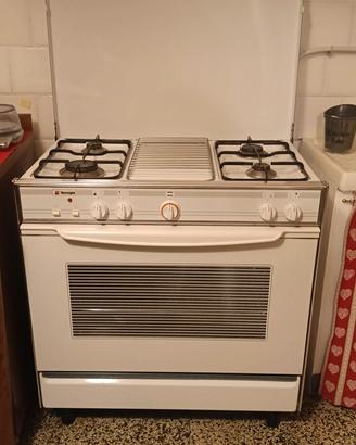 Cucina a gas 4 fuochi TECNOGAS con forno elettrico