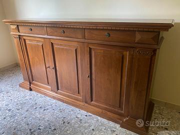Credenza in noce con sportelli e cassetti