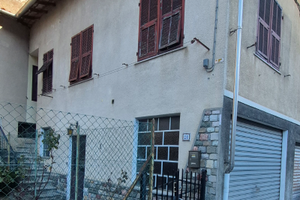 Fabbricato alloggio piu box e terreno