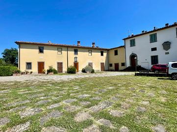 VILLA A SCHIERA CENTRALE A BARBERINO DI MUGELLO