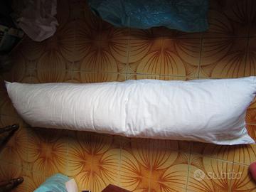 Cuscino lungo per dormire lateralmente