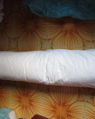 Cuscino lungo per dormire lateralmente
