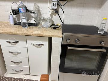 Cucina completa bianca con elettrodomestici