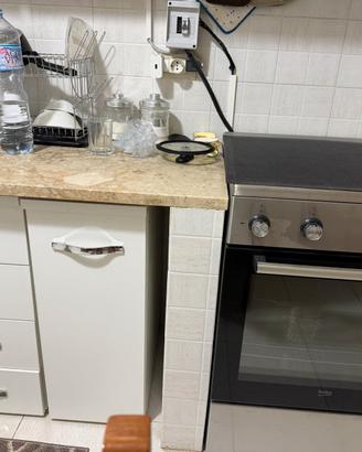 Cucina completa bianca con elettrodomestici