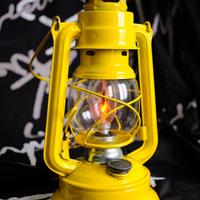 Lampada gialla ad olio elettrificata