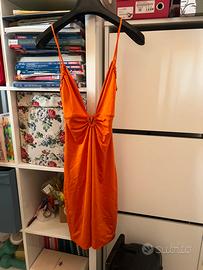Vestito estivo arancione acceso, schiena scoperta