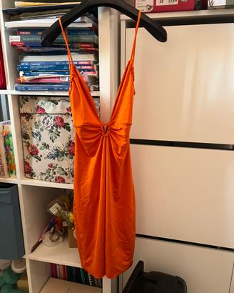 Vestito estivo arancione acceso, schiena scoperta
