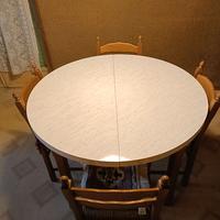 Tavolo rotondo allungabile + 4 sedie in legno