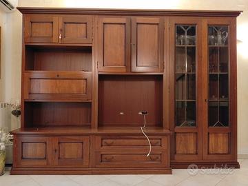 Parete attrezzata più tavolo e sedie