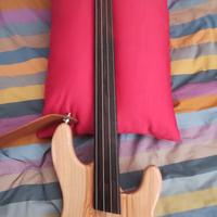Basso fretless 4 corde 