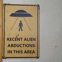 TARGA DECORATIVA IN METALLO RECENT ALIEN ABDUCTION