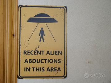 TARGA DECORATIVA IN METALLO RECENT ALIEN ABDUCTION