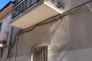 Palazzo / Stabile di 910 m² con più di 5 locali a 