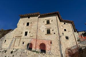 CASA SEMINDIPENDENTE A NORCIA