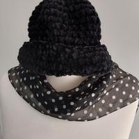 Cappello nero in lana bouclè con svoltina Mis 56