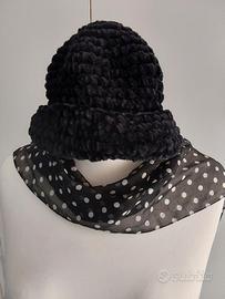 Cappello nero in lana bouclè con svoltina Mis 56