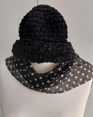 Cappello nero in lana bouclè con svoltina Mis 56