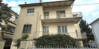 Casa bifamiliare con ampio giardino