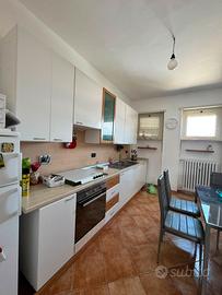 Cucina con  forno, cappa , piano cot