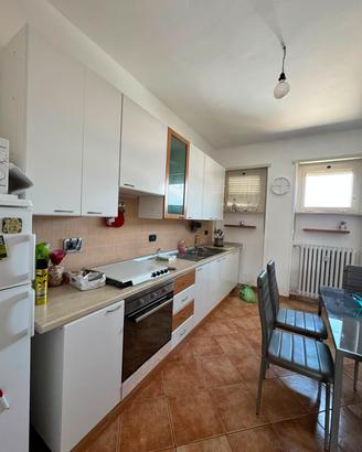 Cucina con  forno, cappa , piano cot