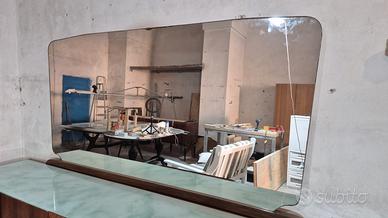 Specchiera vintage anni ’50 con cornice in legno.