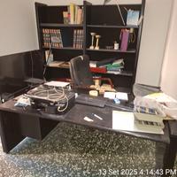 libreria e scrivania con libreria
