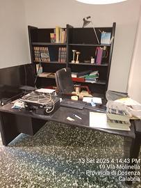 libreria e scrivania con libreria