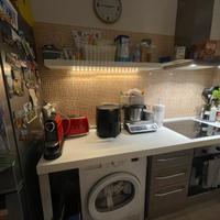 Cucina con cappa, forno e piano a induzione