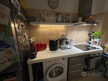 Cucina con cappa, forno e piano a induzione