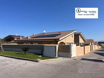 Villa di 100 m² con 5 locali e box auto a Anzio