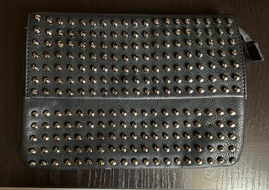 Borsa a mano nera con borchie