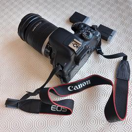 Reflex Canon EOS 750D con obiettivo Canon 18-200mm