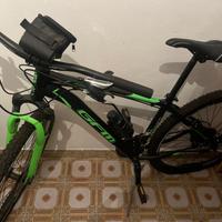 Mountain bike nera e verde 