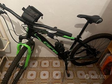 Mountain bike nera e verde 