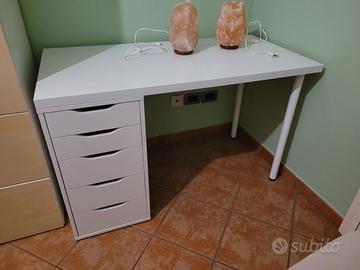 scrivania e sedia studio