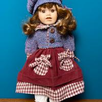 Bambola di porcellana in stile retrò