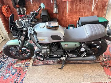 Moto Guzzi V7 850 Stone Centenario accessoriata