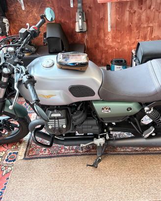 Moto Guzzi V7 850 Stone Centenario accessoriata