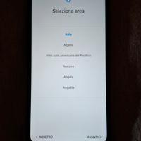 Huawei Y6 con accessori.