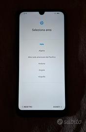 Huawei Y6 con accessori.